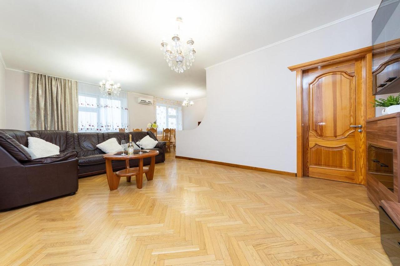 Spacious Apartments In The Center Of Obolon 2 Bedrooms Kiev Eksteriør bilde