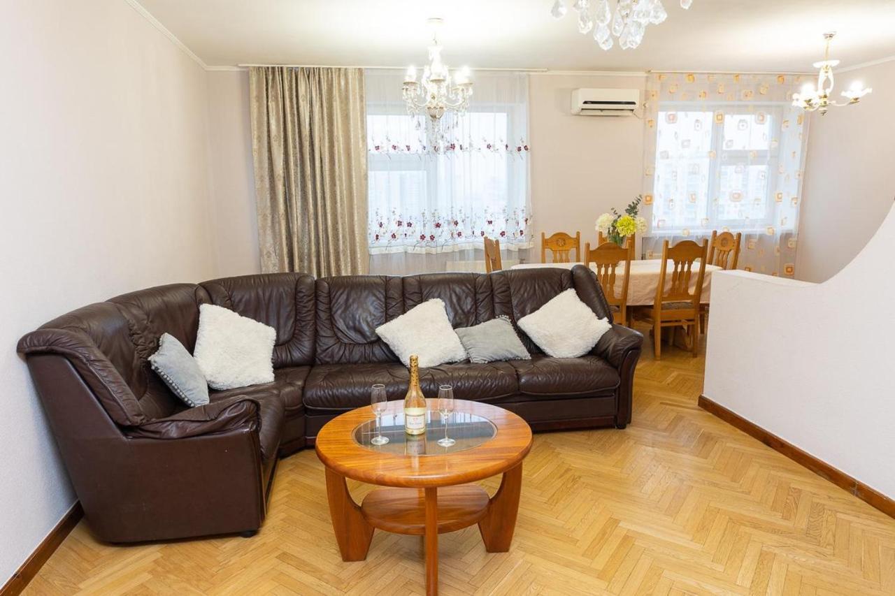 Spacious Apartments In The Center Of Obolon 2 Bedrooms Kiev Eksteriør bilde